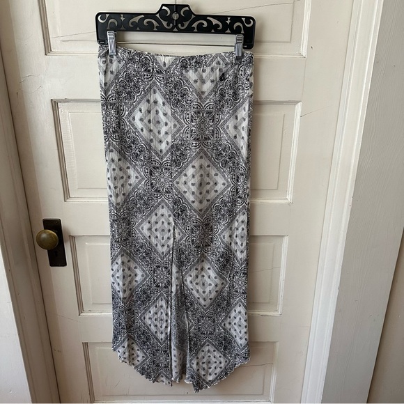 Volcom 90s Style Maxi Skirt Back Slit Lettuce Hem Paisley Bandana Black White - Picture 3 of 11